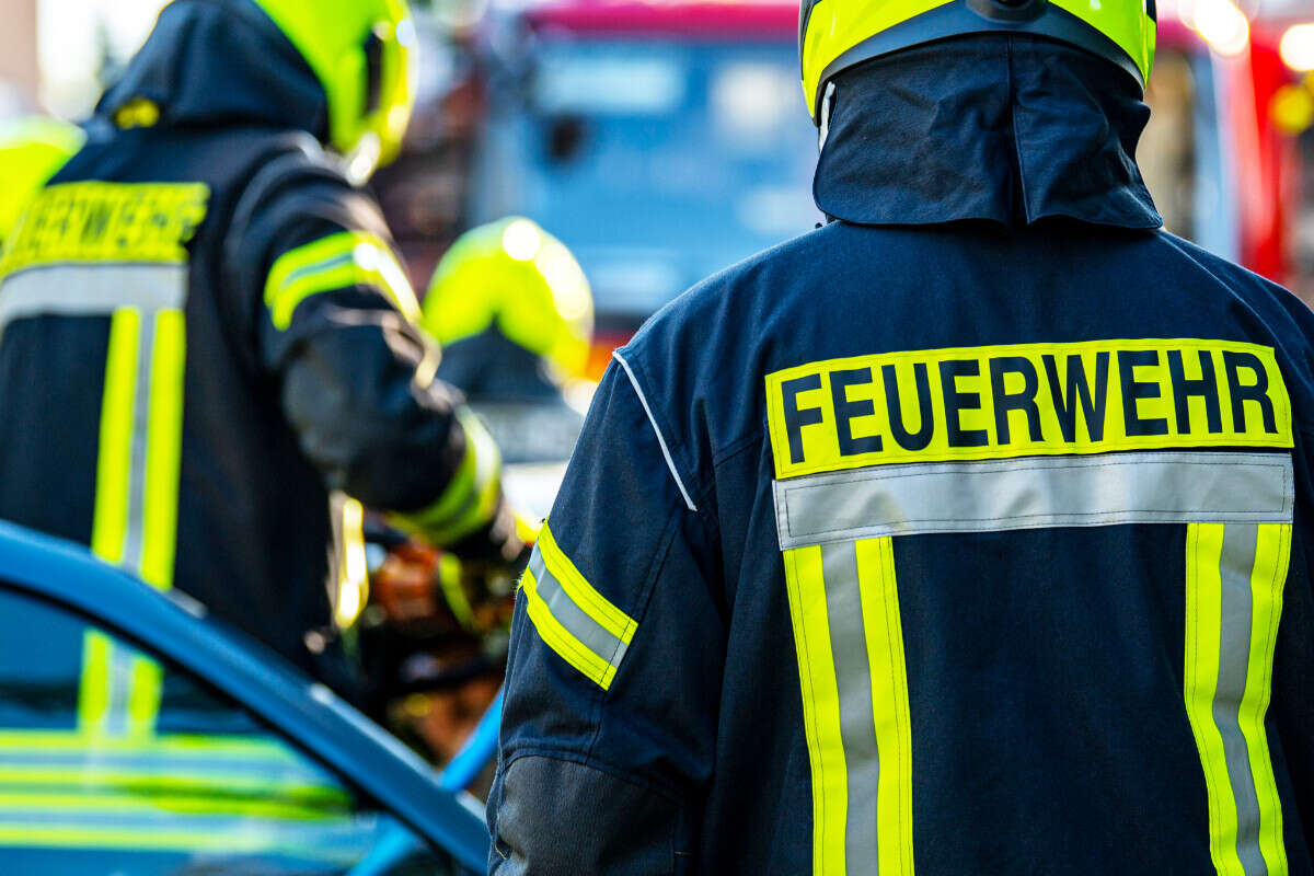 Mercedes-SUV geht in Flammen auf: Polizei sucht Zeugen möglicher Brandstiftung