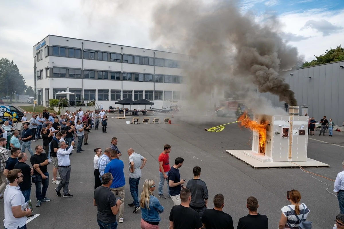 Haus absichtlich abgefackelt: Brandschutz-Experiment in Chemnitz