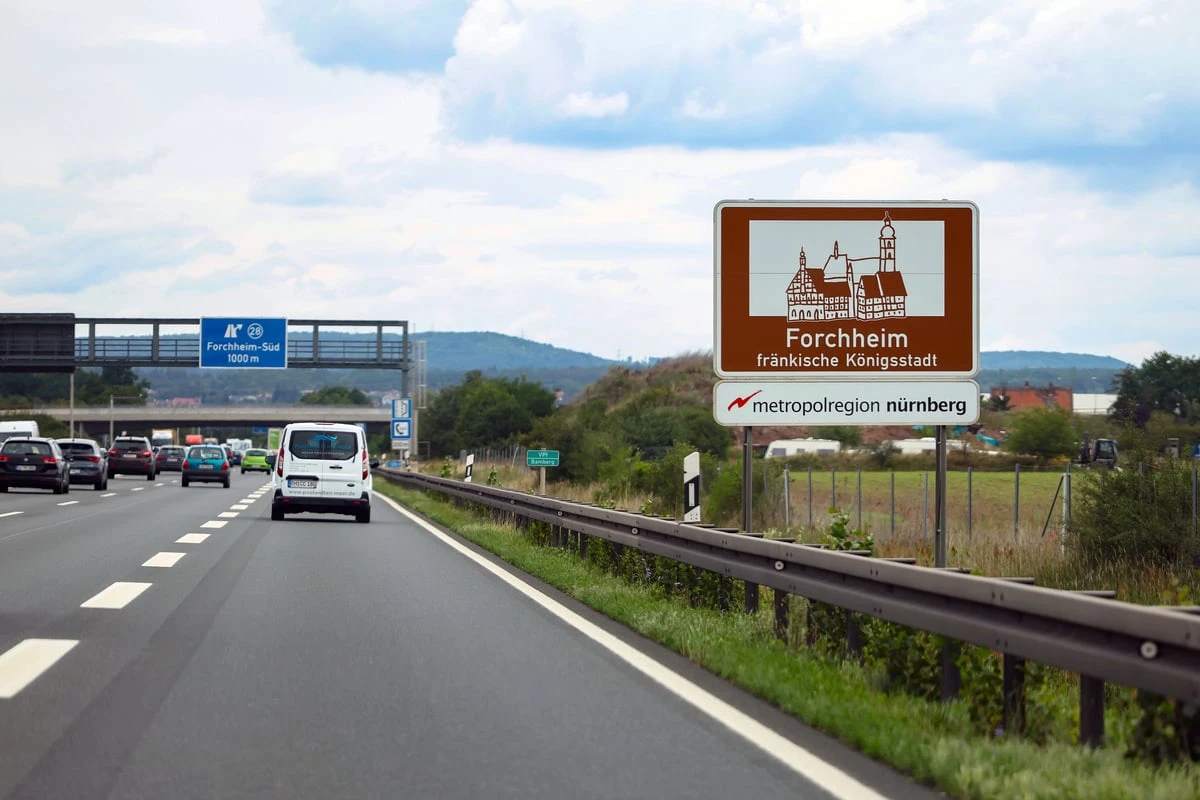 Zehntausende Euro: Warum sind braune Schilder an der Autobahn so teuer?