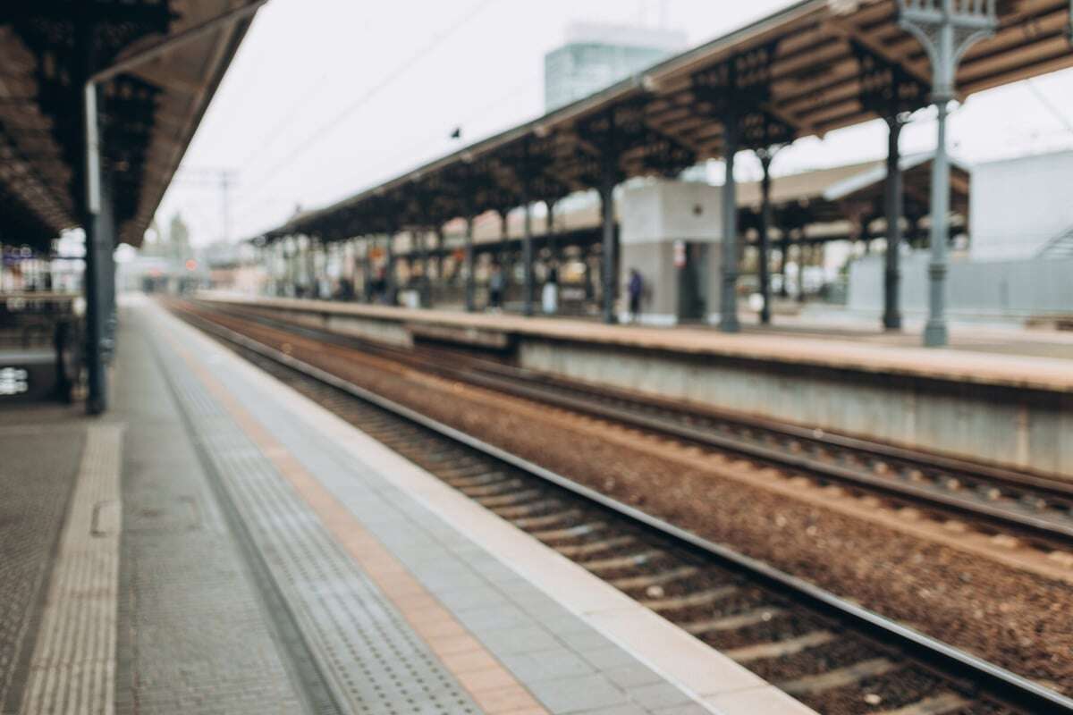 Frau begibt sich auf Bahngleis in Lebensgefahr: Der Grund ist kurios!