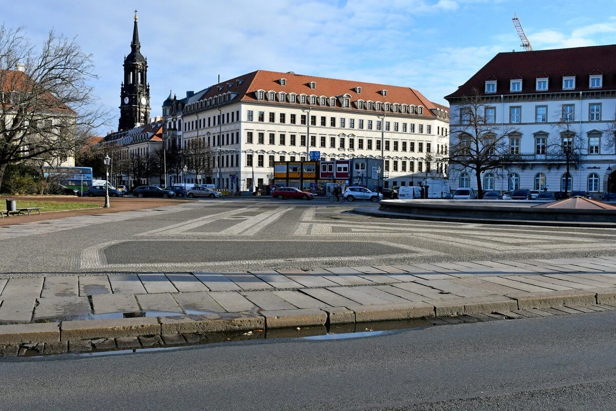 Schlimmer Unfall am Palaisplatz: Stadtrundfahrt-Bus erfasst Teenager (15)