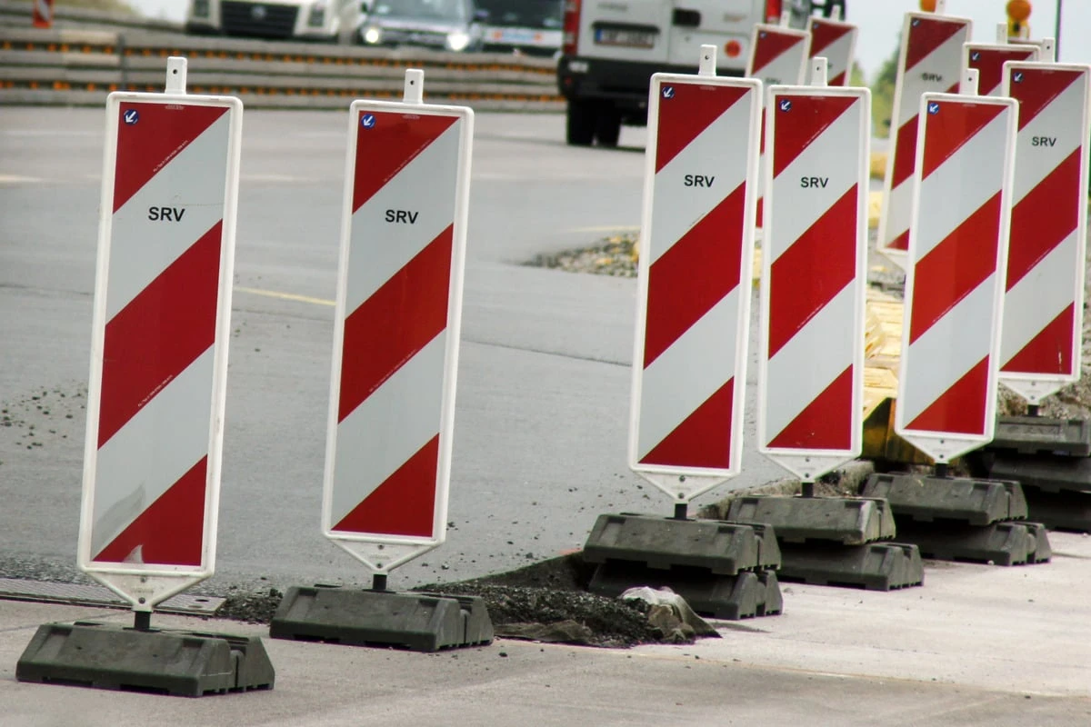 Polizistin auf A38 bei Leipzig von fliegenden Warnbaken-Teilen verletzt