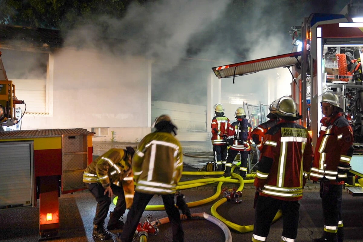 Inferno verschlingt Lagerhalle: Halbe Million Euro Schaden