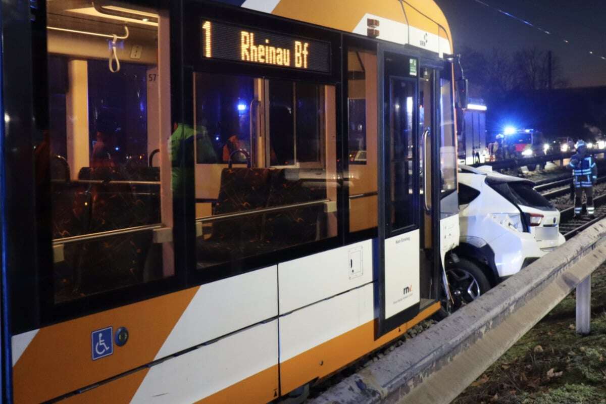 Auto wird frontal von Straßenbahn erfasst: Vier teils schwer Verletzte in Mannheim