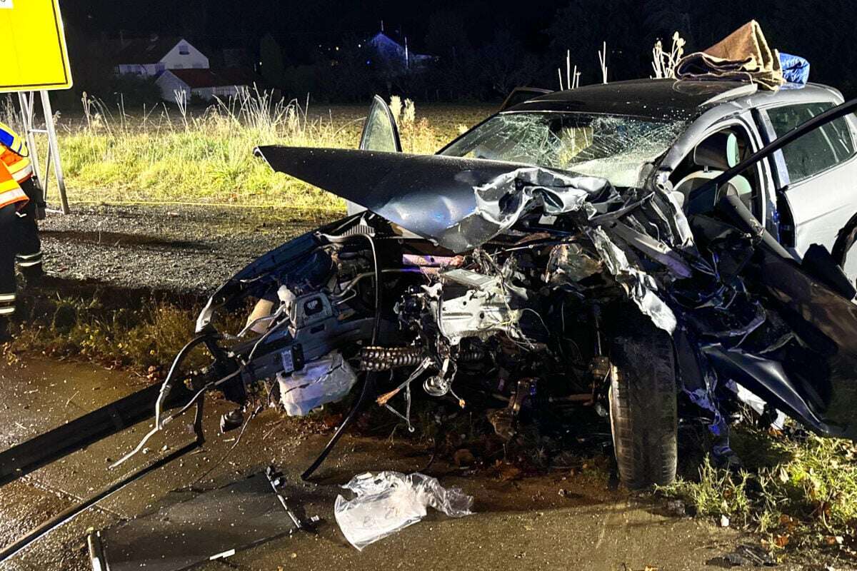 Schwerer Frontalcrash auf Bundesstraße: Sieben Verletzte!