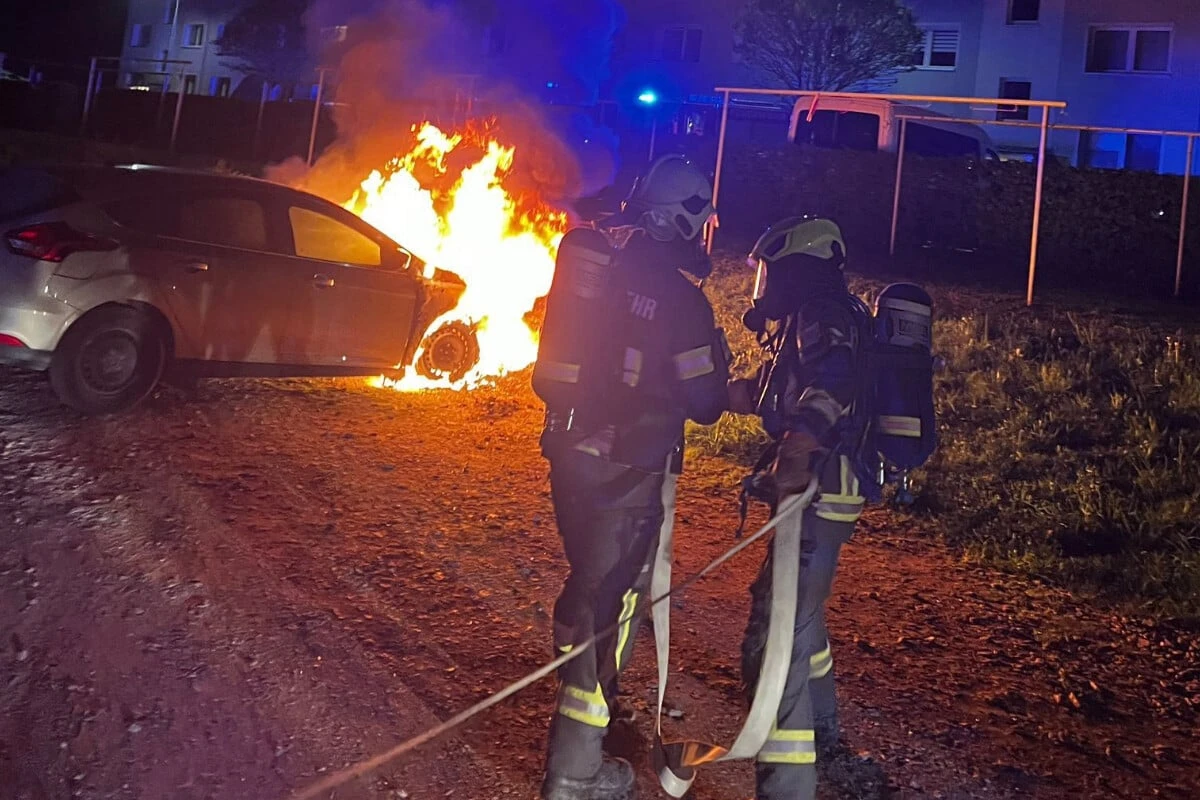 Auto abgefackelt: Ermittlungen wegen Brandstiftung laufen