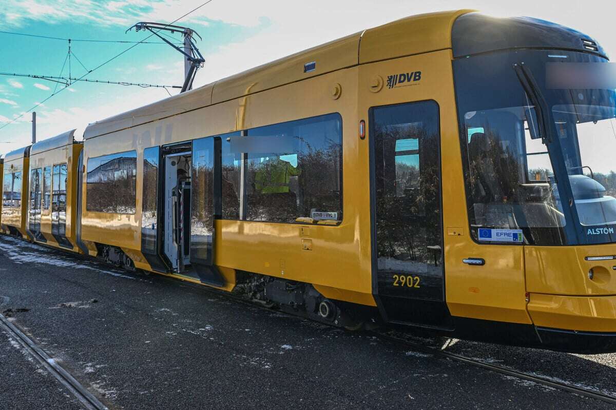 23-Jähriger steigt aus der Bahn: Kurz darauf wird ihm sein Handy geklaut