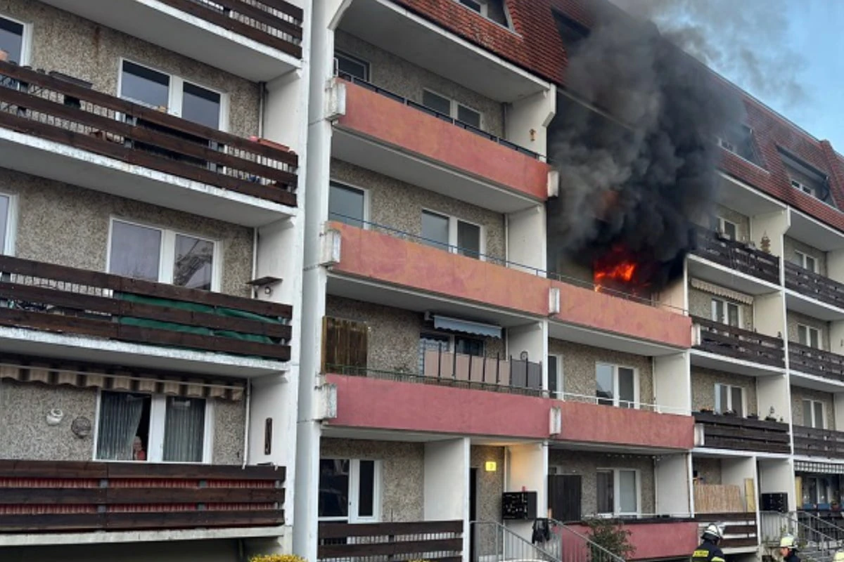 Akku explodiert: E-Scooter sorgt für Feuer in Mehrfamilienhaus