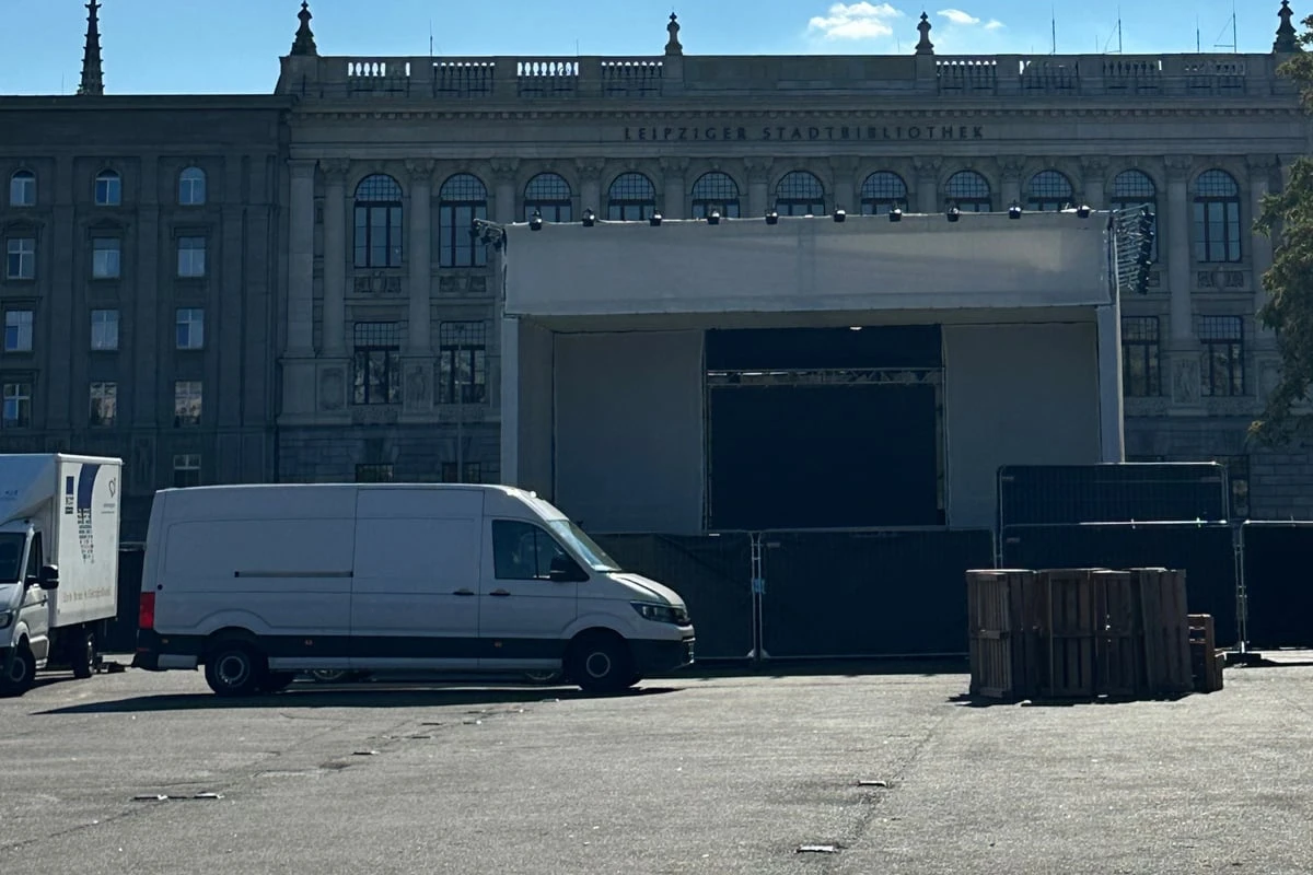 Bühne wird aufgebaut: Was passiert gerade auf dem Wilhelm-Leuschner-Platz?