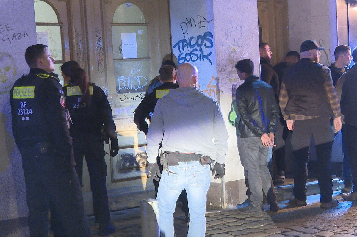 Mob geht in Neukölln mit Steinen, Stöcken und E-Scooter auf Autofahrer los