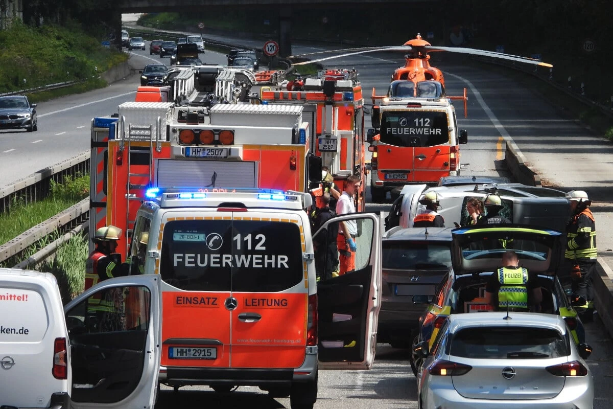 Heftiger Unfall auf der A24: Auto kracht in Betonabsperrung