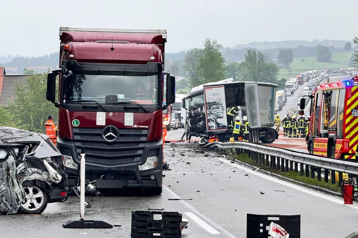 Tödlicher Unfall auf A8: Lkw durchbricht Mitteilleitplanke und kracht in Gegenverkehr