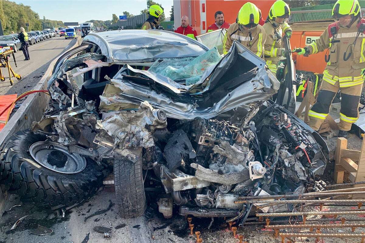 Vollsperrung auf A2: Auto knallt in Baumaschine