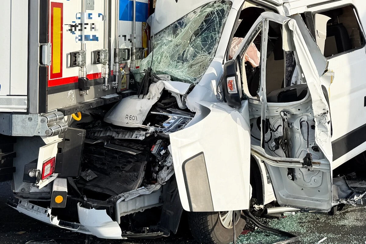 13 Verletzte! Vollsperrung auf der A3 - Lkw übersieht Stauende