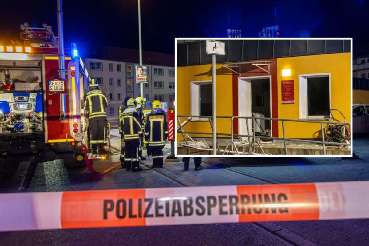 Explosion in Sparkassen-Filiale: Trümmer stecken in Fassade, Täter flüchten