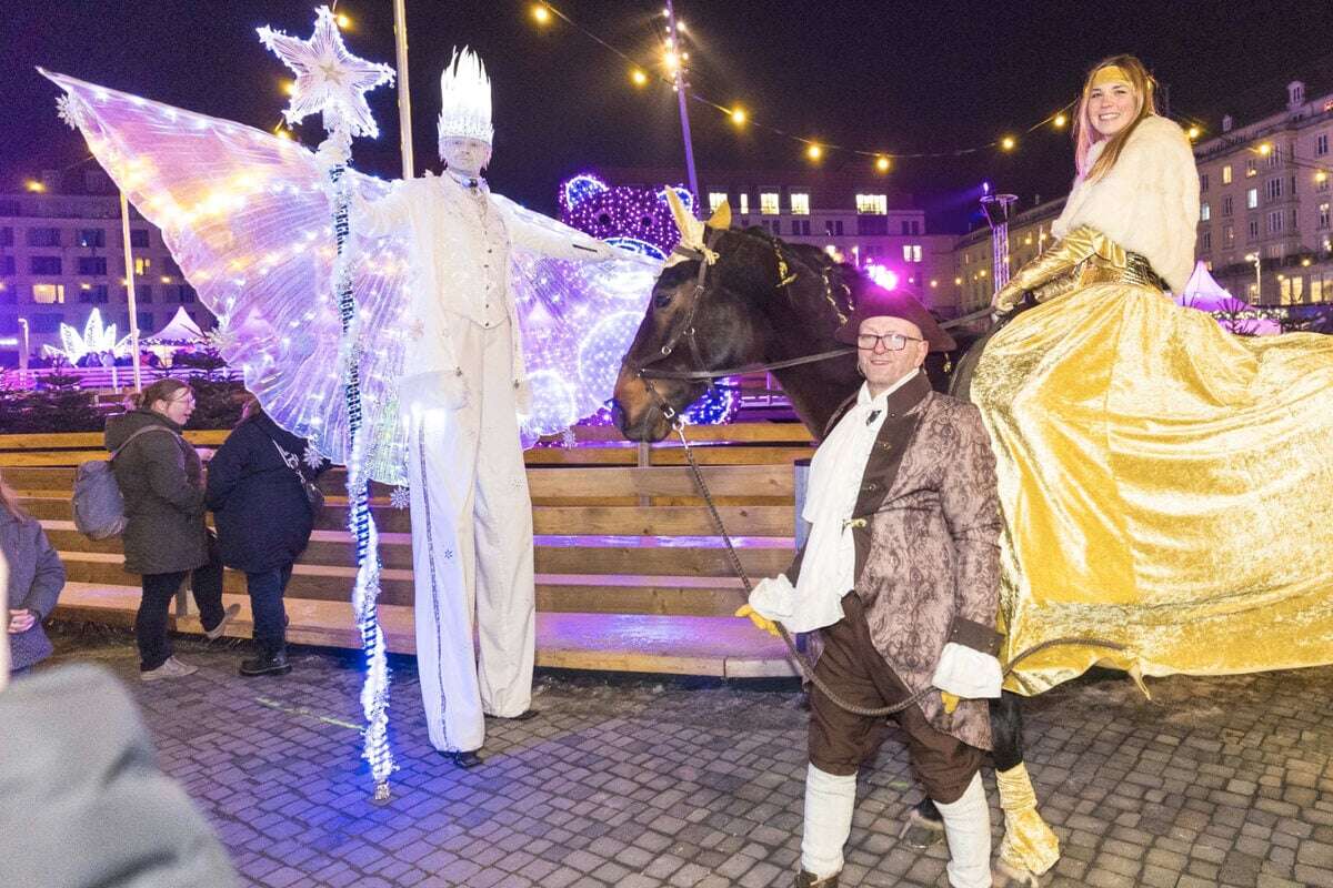 Eiszauber auf Altmarkt: Goldene Reiterin eröffnet Dresdner Winterfest