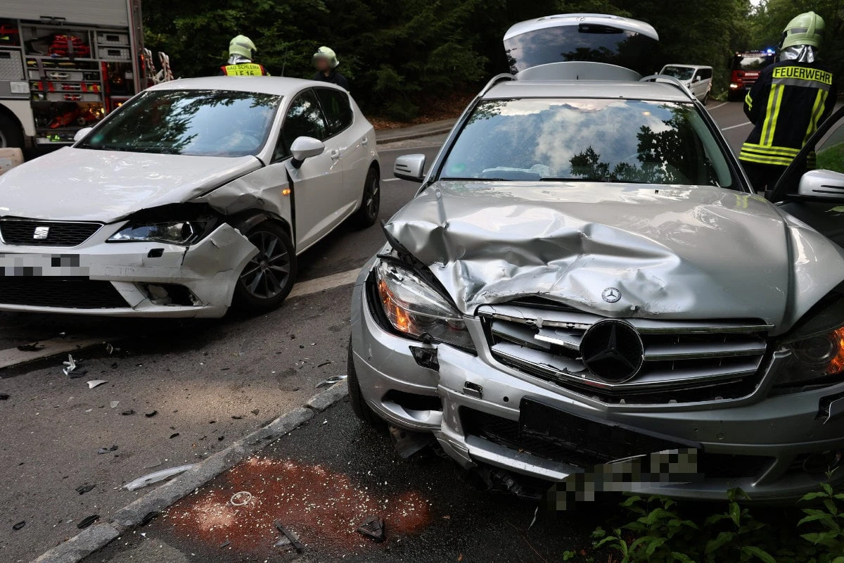 Vollsperrung nach Unfall im Erzgebirge