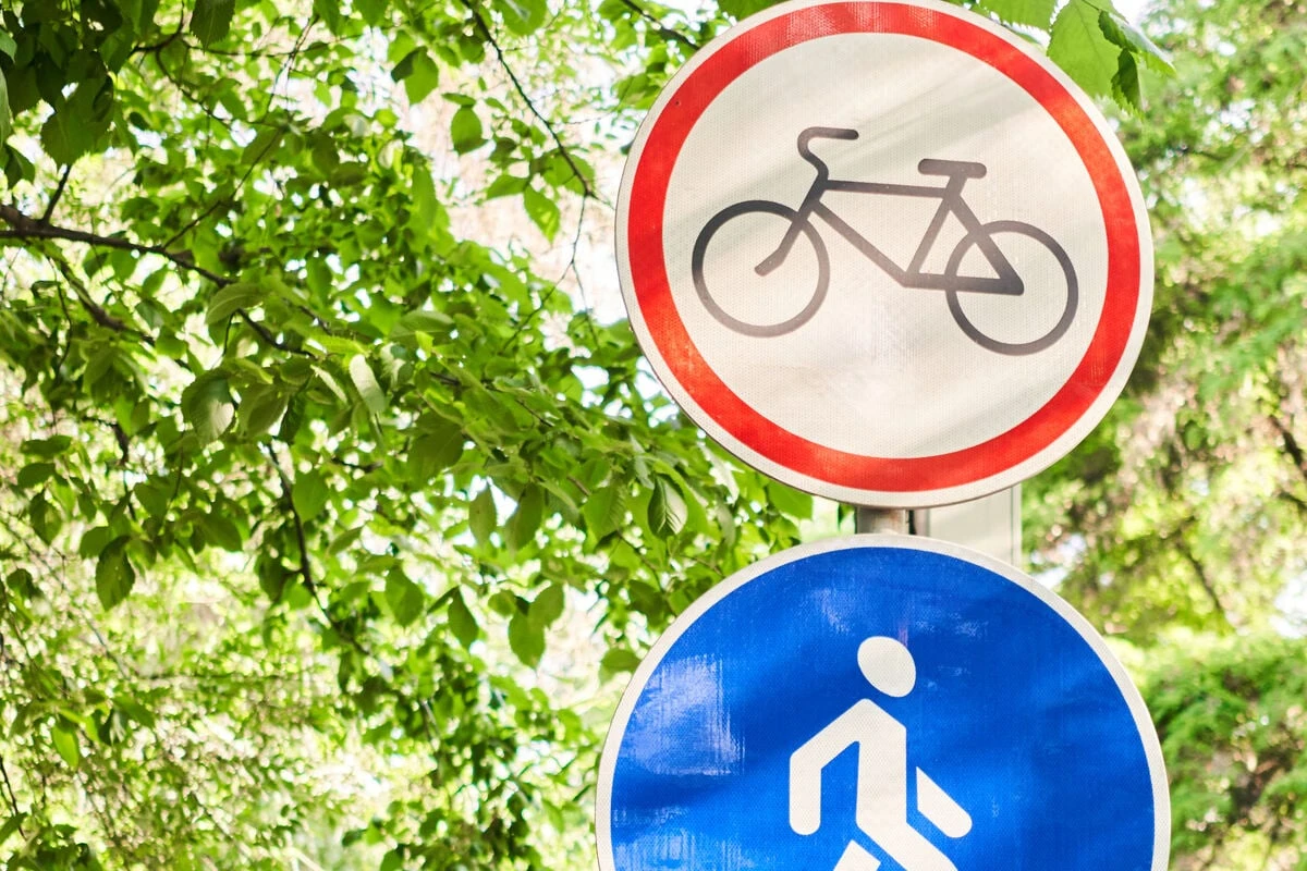 Radfahrer nutzt verbotenen Weg, stürzt kopfüber und stirbt
