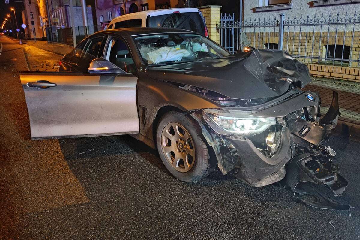 Geklauter BMW kracht in Leipzig gegen geparkten Caddy: Fahrer lässt Auto stehen und haut ab