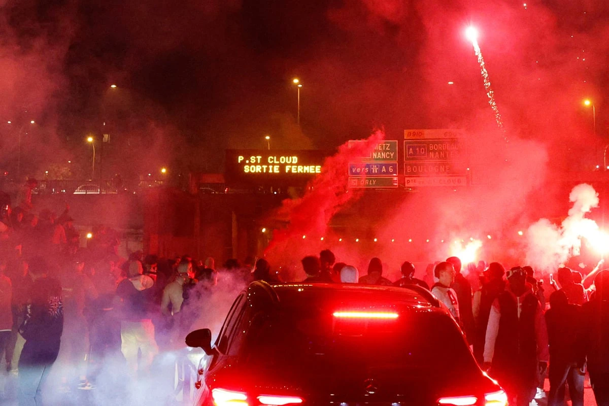 Schlimme Szenen nach Finaleinzug: Auto fährt in feiernde PSG-Fans, Minderjähriger schwebt in Lebensgefahr
