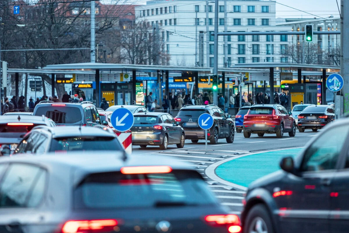 Rentner rutscht vom Bremspedal: Crash mit fünf Autos am Hauptbahnhof