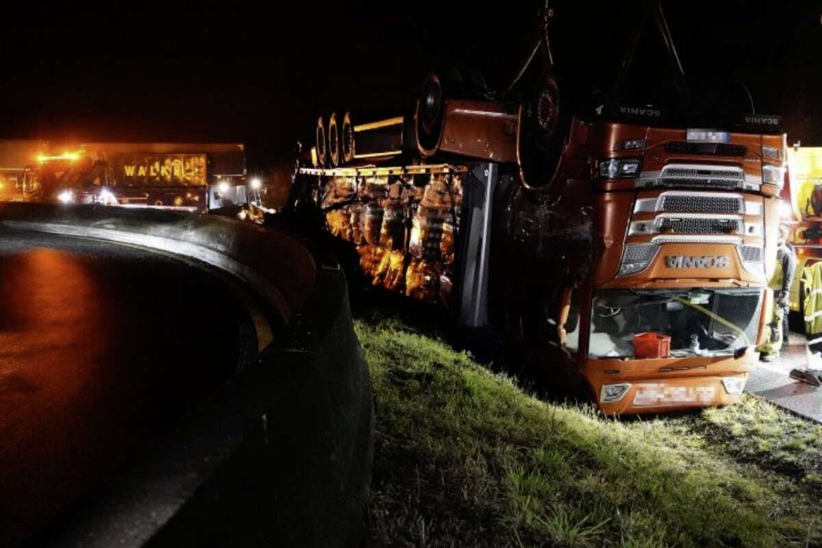 Kurioser Unfall am Westkreuz Kassel: Lastwagen kippt über Beton-Abgrenzung aufs Dach