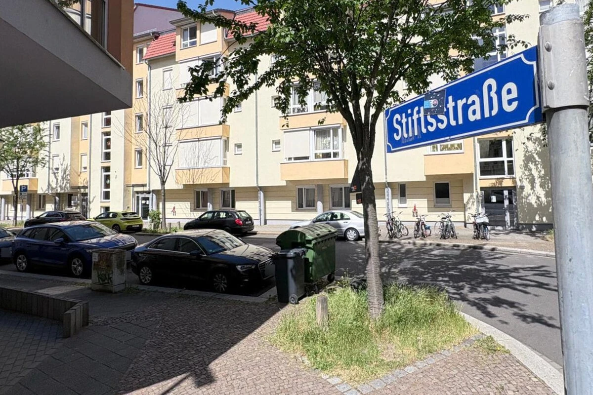 18-Jährige erwischt Einbrecher in ihrer Wohnung, plötzlich wird sie von ihnen bedroht