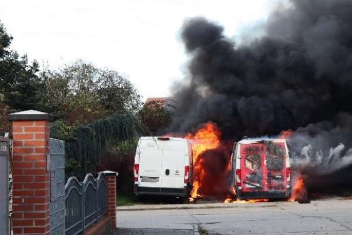 Firmentransporter fangen am helllichten Tag Feuer: Kripo vermutet Brandstiftung