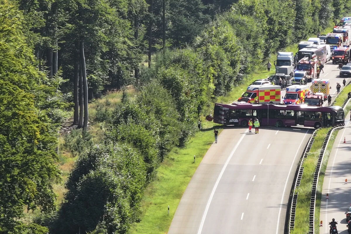 Mehrere Verletzte nach Reisebus-Unfall: Autobahn wieder frei