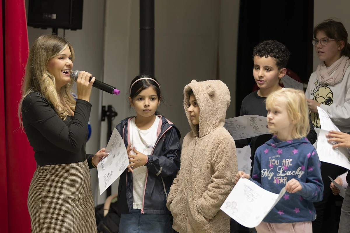 Adventsauftritt mit Kindern: Linda Jung singt sich ein