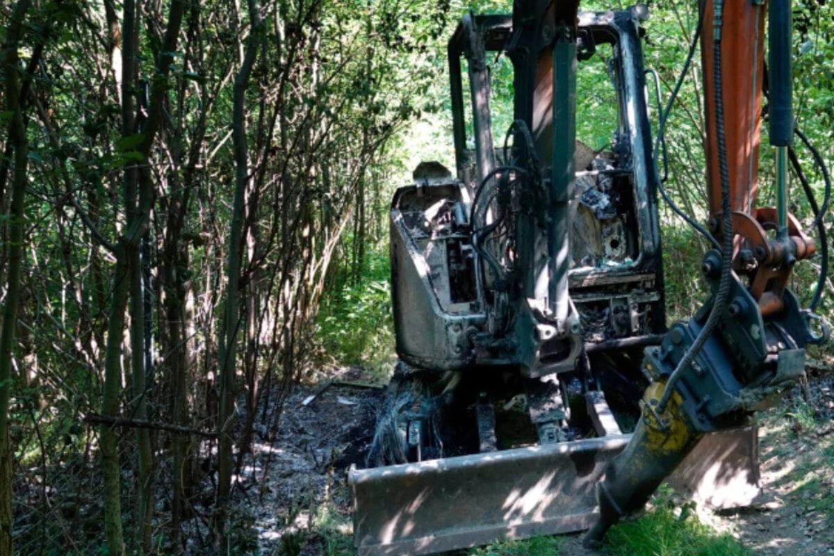 Ausgebrannter Bagger in Chemnitzer Waldstück entdeckt