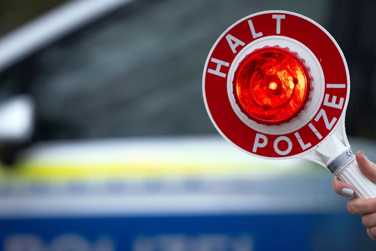Mit mehr als 100 km/h durch die Stadt: Polizei stoppt illegales Autorennen