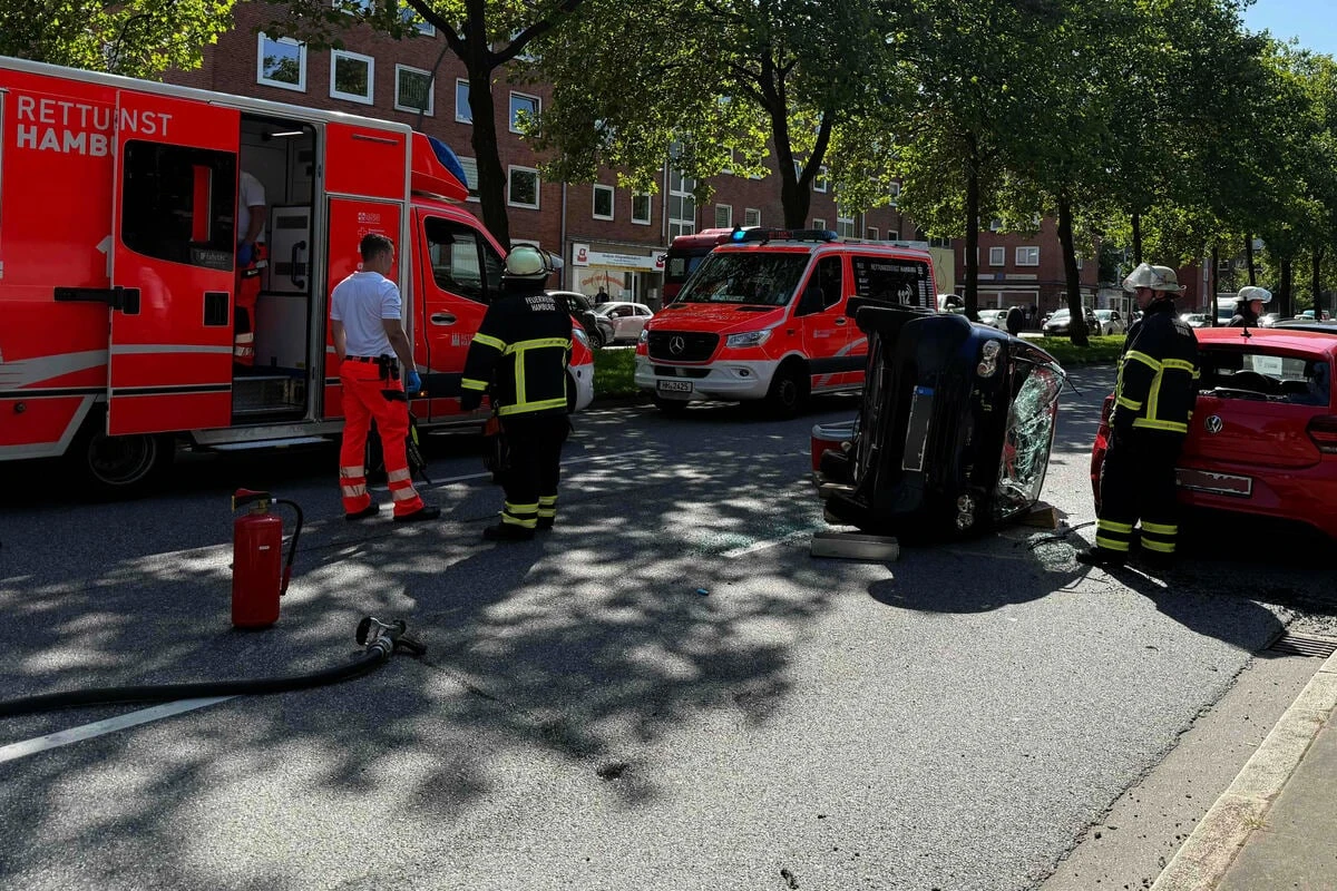 Schwerer Unfall legt Verkehr lahm: Fahrerin im Krankenhaus