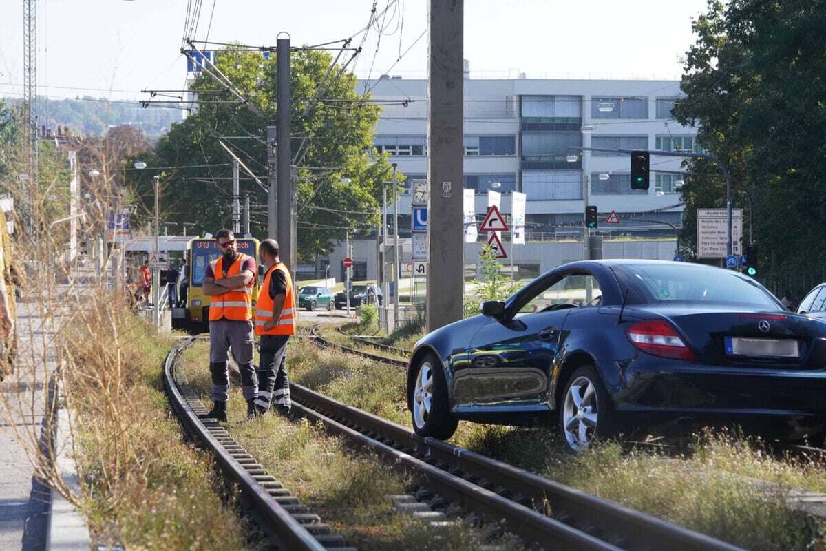 Mercedes rollt nach dem Abstellen auf Gleise - mit der Beifahrerin an Bord!