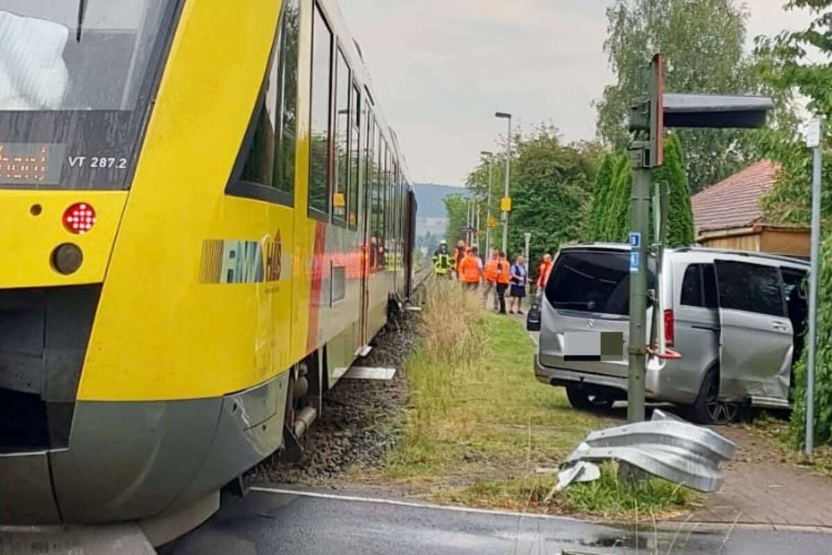 Mercedes-Fahrerin kreuzt Bahnübergang und kracht mit Zug zusammen!