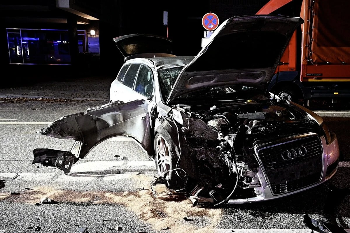 Betrunkener zerlegt seinen Audi und räumt Ampel um