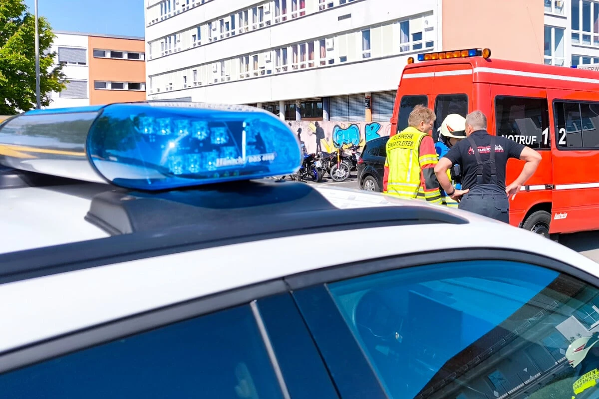 Bombendrohung: 800 Schülerinnen und Schüler evakuiert, Einsatz vor Ort läuft