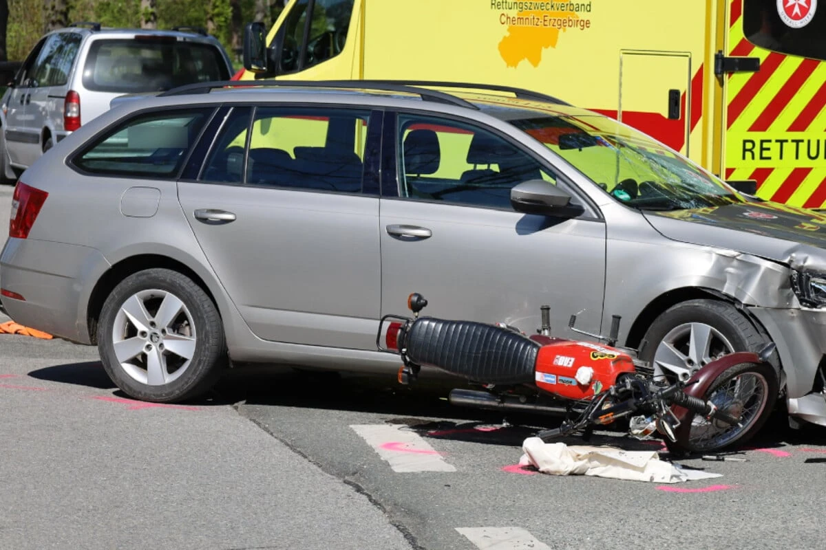 Kreuzungscrash im Erzgebirge: Skoda kracht mit Simson zusammen