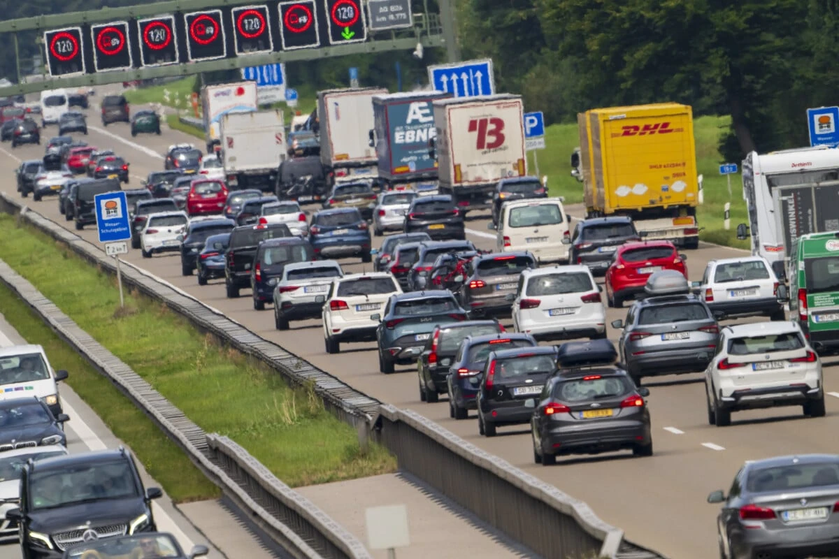 Unfall im Pfingst-Stau: Zwei Verletzte und fünf beschädigte Autos auf der A14