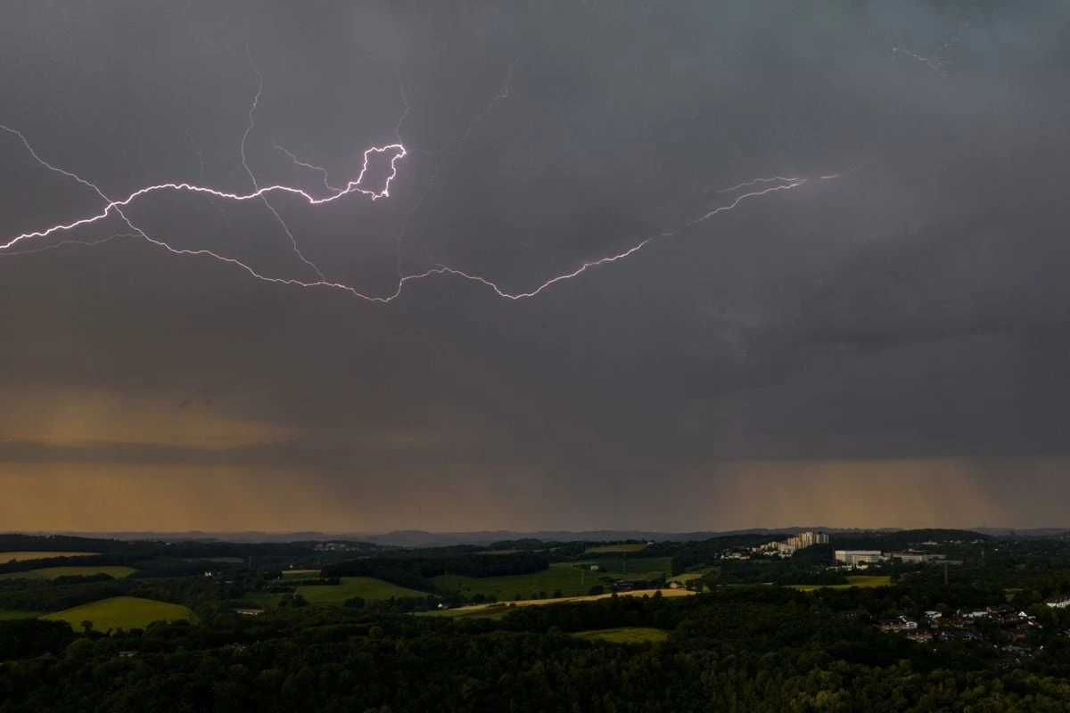 Hitzewelle ebbt ab: Jetzt rollen heftige Gewitter-Zellen auf NRW zu