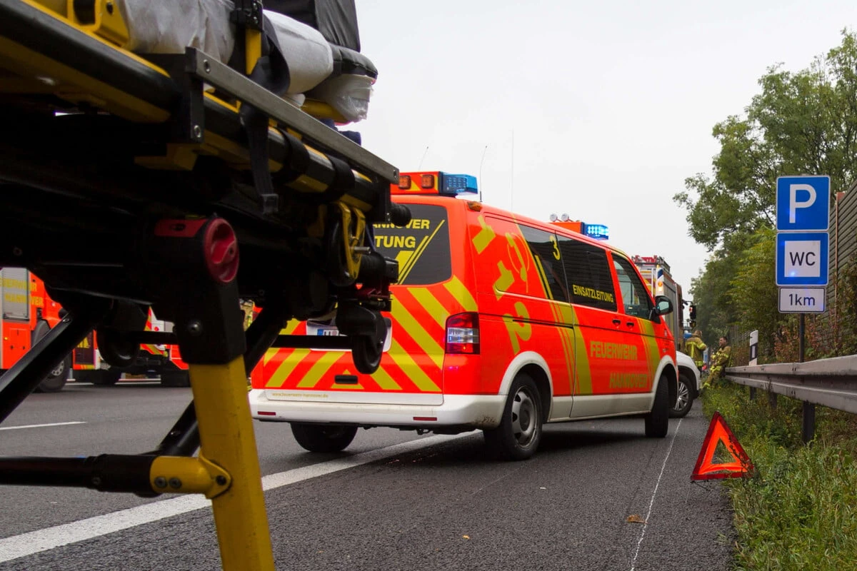 Schwerer Unfall auf A57: Audi-Fahrer muss reanimiert werden - auch Kind (10) an Bord