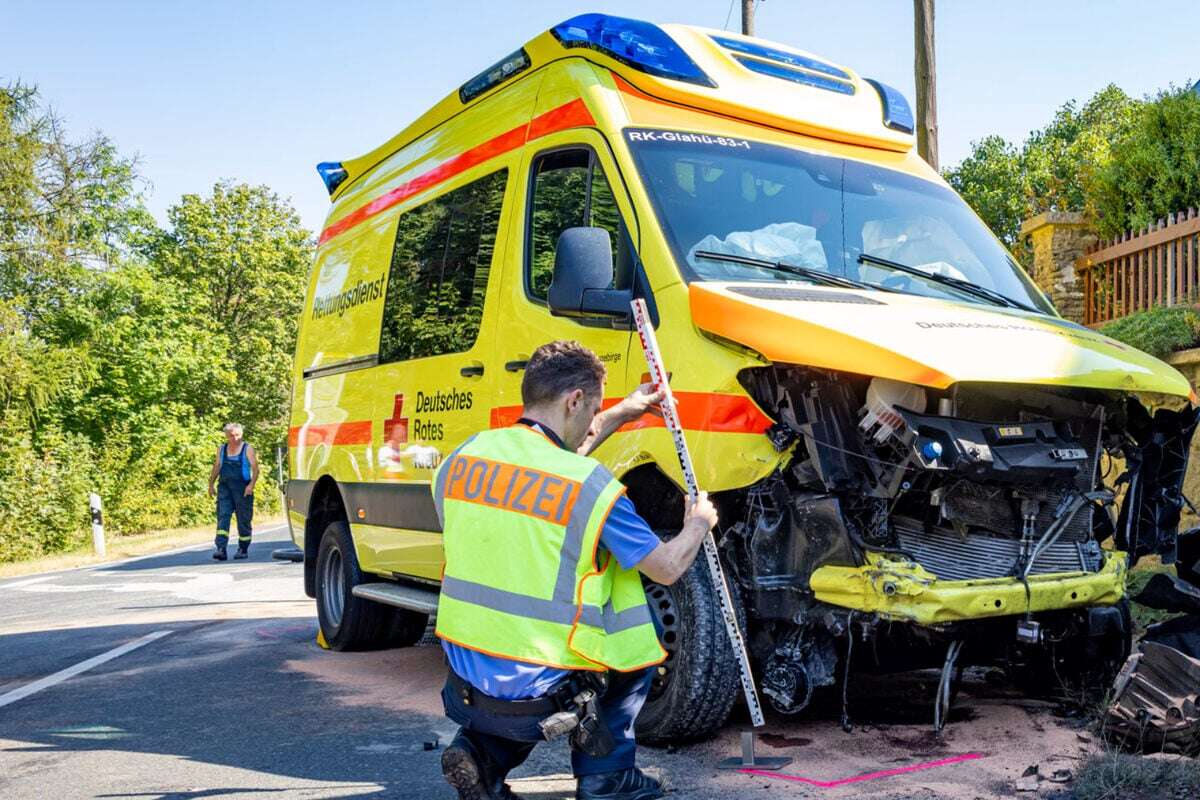 Rettungswagen kracht bei Einsatz mit Auto zusammen - zwei Schwerverletzte!