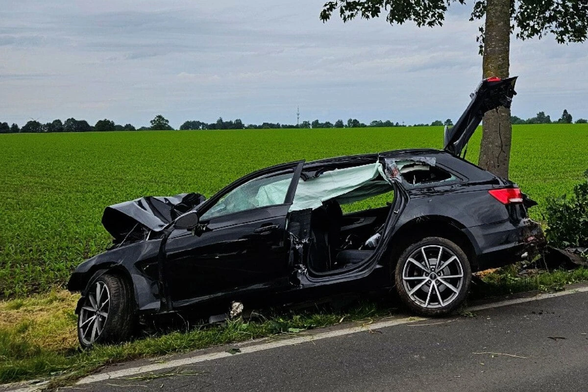 20-Jähriger in Wrack eingeklemmt! Auto setzt automatischen Notruf ab