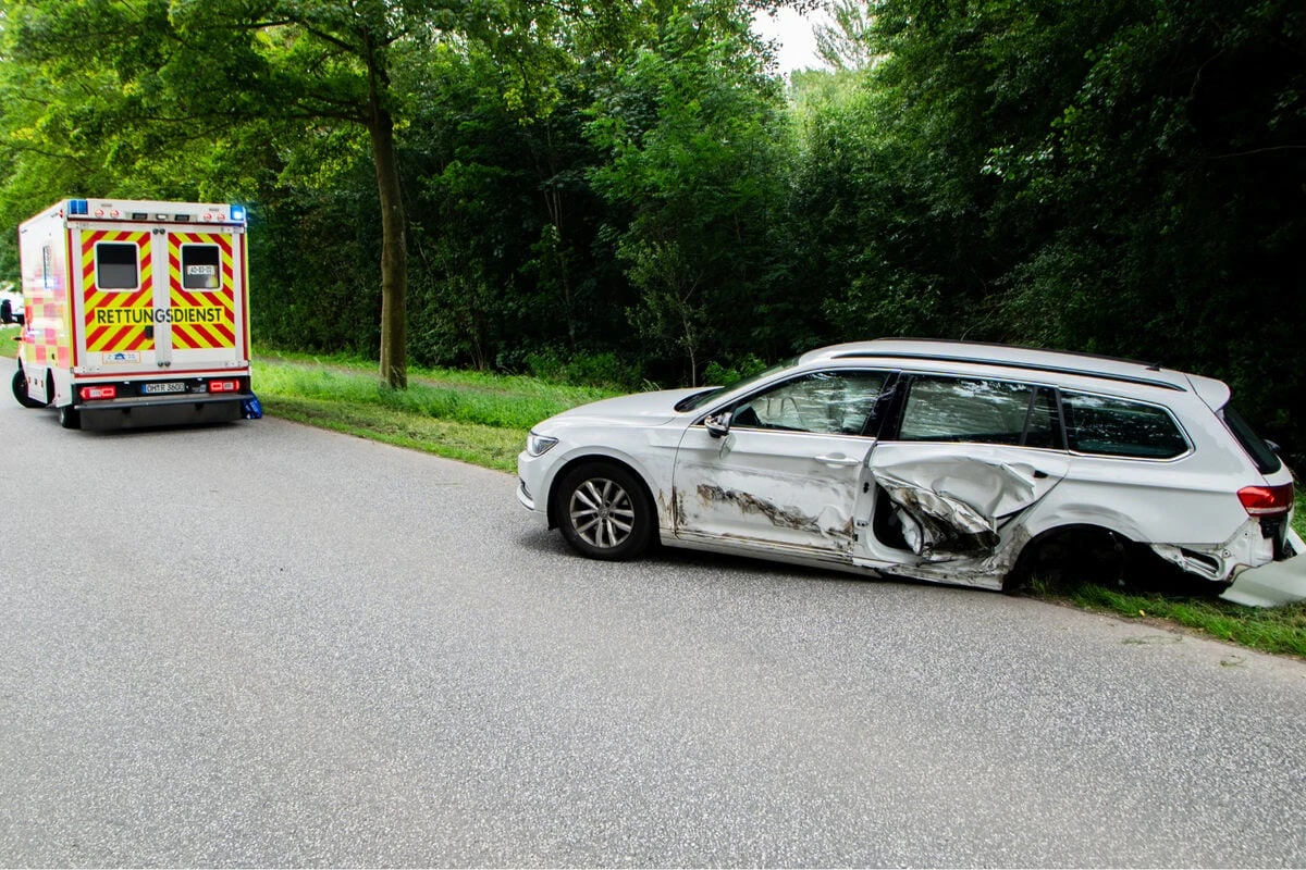 Skoda gerät in Gegenverkehr und landet auf dem Dach: Person verletzt