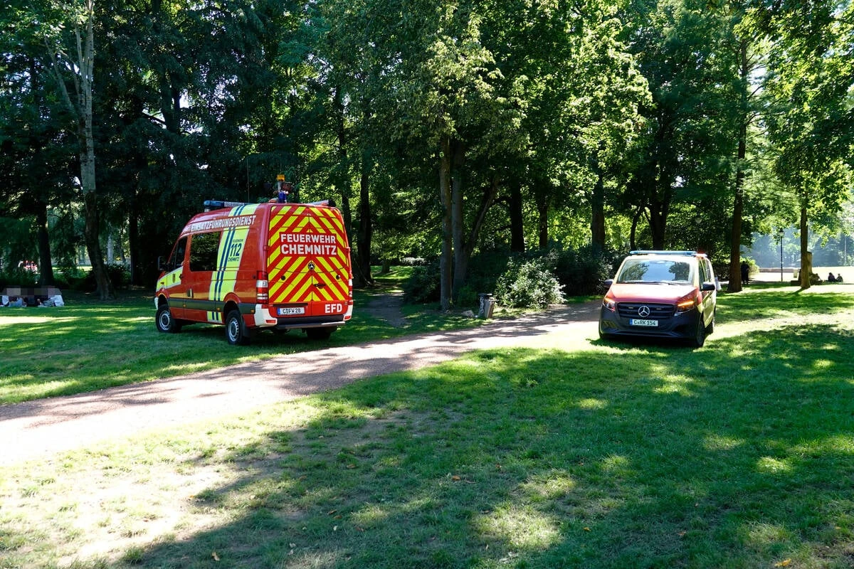 Rettungseinsatz am Schloßteich: Betrunkener schafft es nicht mehr ans Ufer