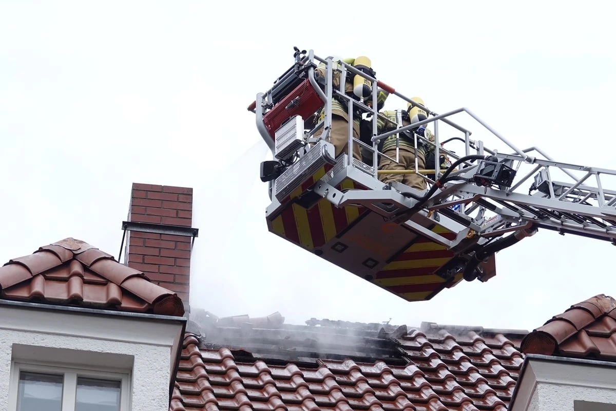 Einsatz in Trachau: Blitz schlägt in Dachstuhl ein