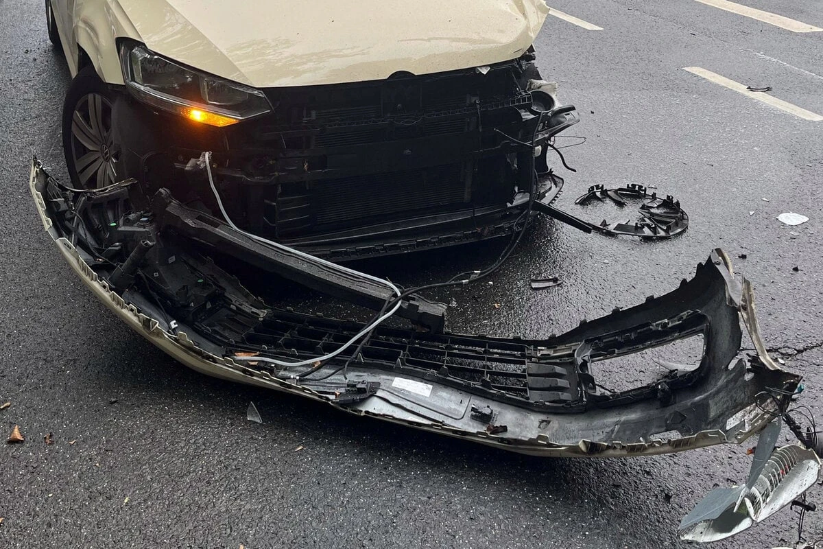 Überholmanöver geht mächtig schief: 33-Jährige rast in Taxi