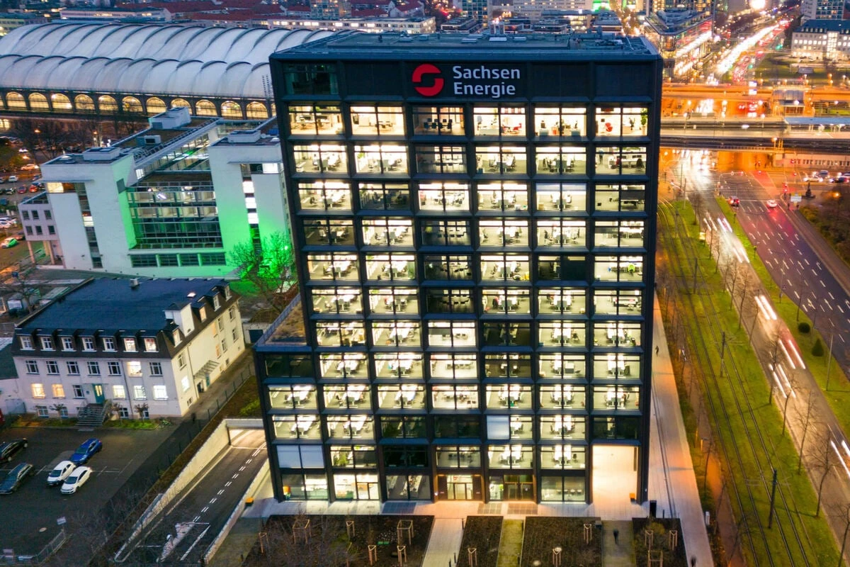 Dauerbeleuchtung im ersten Stock der SachsenEnergie-Zentrale: Grund dafür ist kurios