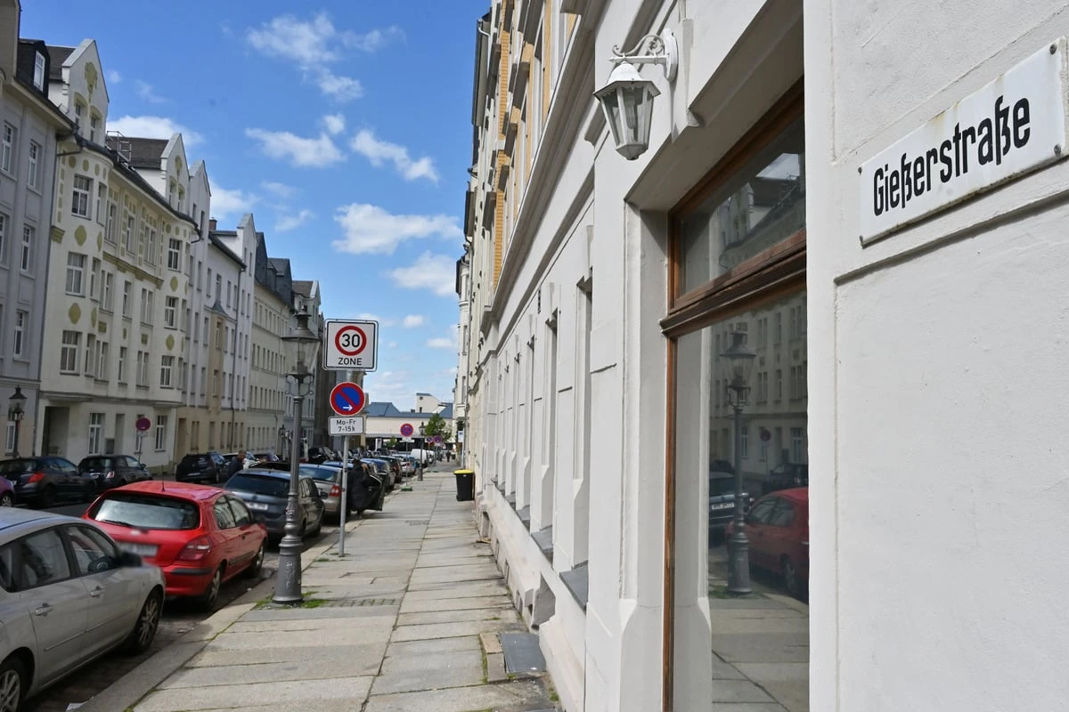 Chemnitzer Zechpreller versteckt sich erst vor Polizei, dann greift an