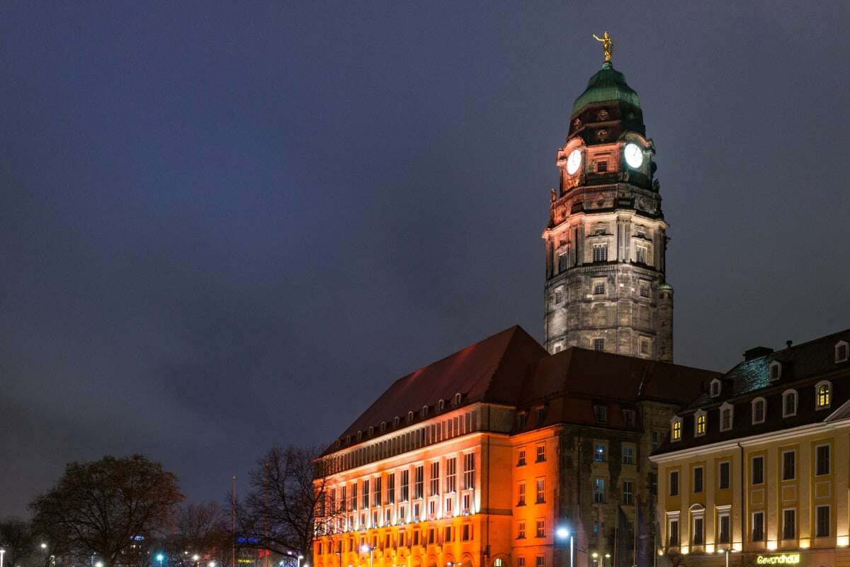 Dresdner Rathausturm hat Grund zum Strahlen